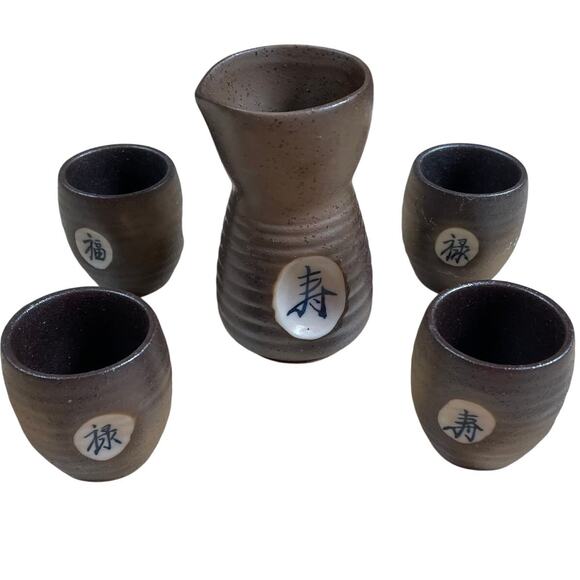 Japanese Sake Set Made in Japan Excellent Condition Set of 4 Cups With 1 Bottle - Picture 1 of 6